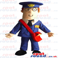 Poštar koji nosi naočale - plavo odijelo - bijela košulja - crna kravata i obuća i nose crvene točke