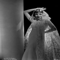 Claudette Colbert postavljen u bijeloj haljini s vjenčanim velom za ispis