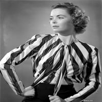 Dorothy McGuire na Stripe Top sjedišta i rukama na struku Ispis fotografija