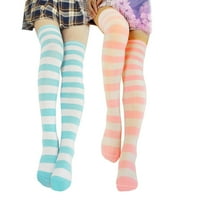 Slatke ženske pruge bedra visoko nad čarapama za koljeno rastele su duge cosplay čarape