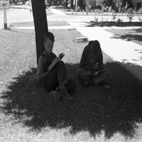 IDAHO: Dječaci, 1941. NTWO Young Boys čitanje knjiga pod sjenovitim drvetom, Caldwell, Idaho. Fotografija