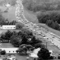 Napuštajući sajam muzike Woodstock. Zračni pogled na automobile prepune autoputa oko kilometara od Woodstock