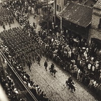 Kina: Vojna parada, 1946. Naerial pogled na pokrajinske trupe koji marširaju uz gradsku ulicu u provinciji