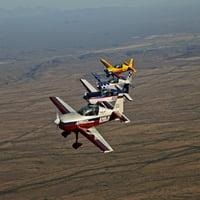Dodatni aerobatski zrakoplov leti u formiranju tokom treninga AP-a u Mesi, Arizona Poster Print