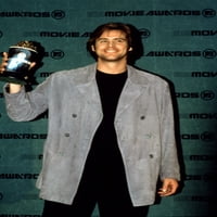 Jim Carrey drži svoj Trofej MTV filmske nagrade, slavne osobe