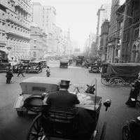 1910S 5. AVE na 43. traženju koji traže susječke automobile pedestricama hansom kabine i vozač u gornjem