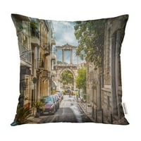 Stara ulica u Atini s pogledom na drevni luk Hadrian Gate Grčka Ovo je jedan jastučni jastučni jastuk