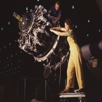 Žena Ratni radnik koji obavlja precizne detalje instalacije motora zrakoplova. Istorija biljke Douglas