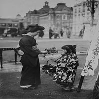 Toddler Ispred kanbanskog stakla prodaje cvijeće u Kimono koji nose mladu damu koja ih iz košara s kojom
