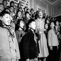 Prva dama Pat Nixon sa djecom u Šangajskoj općinskoj dječjoj palači