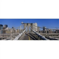 Panoramske slike Pogled na ženu koja hoda na mostu Brioklyn Bridge Manhattan New York City New York