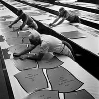 Visok kutni pogled na tri radnika u tekstilnoj tvornici, print plakata